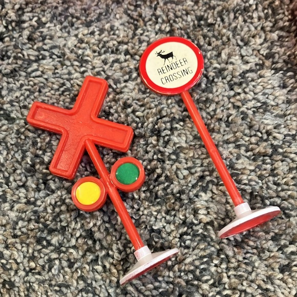 The North Pole Express semi-working -possibly fixable? 4 parts? Santa Train - Picture 4 of 13